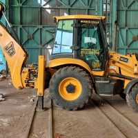 Inchiriez buldoexcavator cu picon JCB 3CX