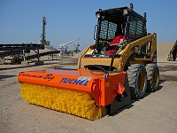 Utilaj Bobcat echipat cu perie