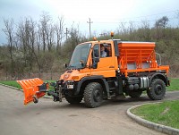 Utilaj cu raspanditor material antiderapant si lama Unimog