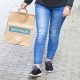 femeie cu punga de hartie Decathlon in mana