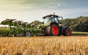 tractor agricol pe camp