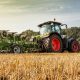tractor agricol pe camp