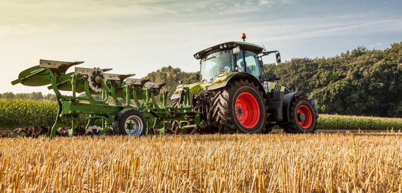 tractor agricol pe camp