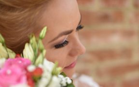fotografie nunta mireasa cu buchet de flori