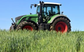 tractor agricol pe camp cu grau