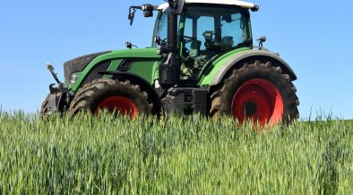 tractor agricol pe camp cu grau