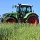 tractor agricol pe camp cu grau