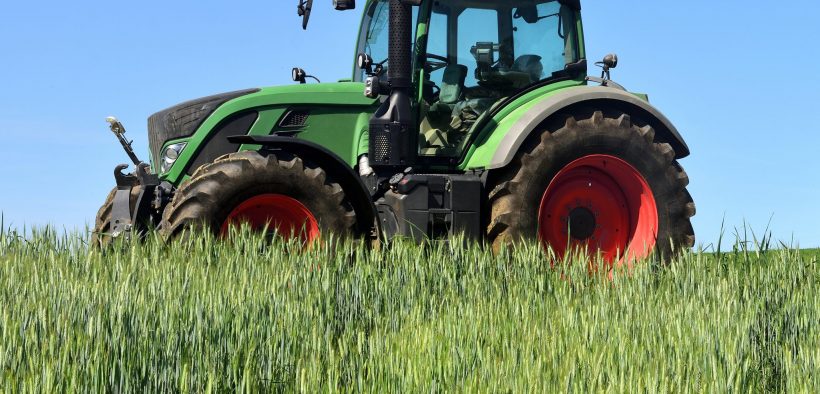 tractor agricol pe camp cu grau