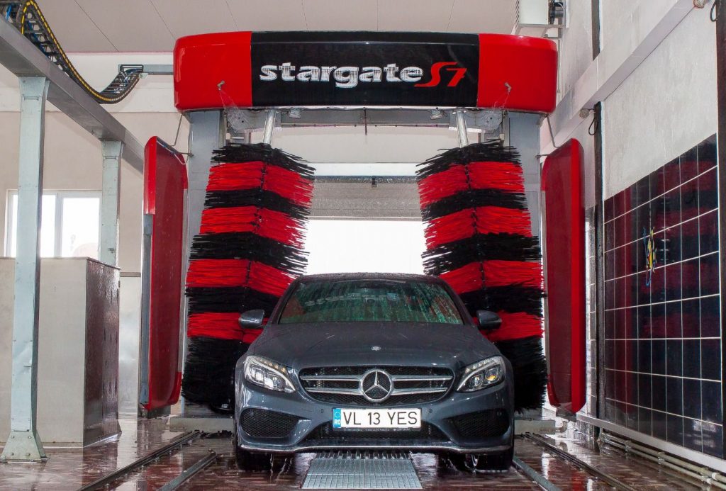 mercedes in spalatorie automata cu perii