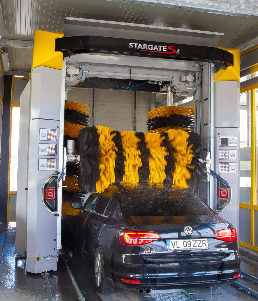 VW Jetta la spalatorie automata cu perii