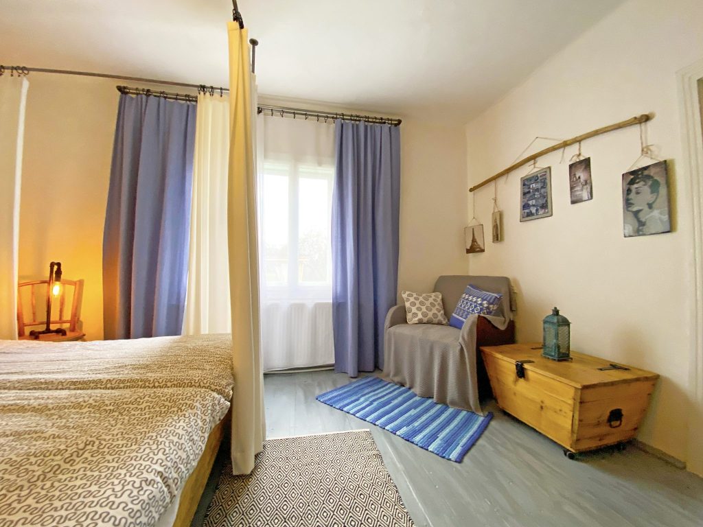 Camera cu baldachin