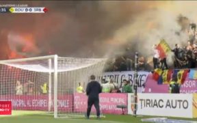 Romania Serbia fumigene in tribune