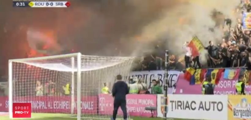 Romania Serbia fumigene in tribune