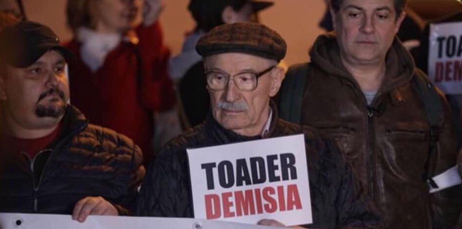 Victor Rebengiuc protest impotriva OUG 7 pe scarile TNB
