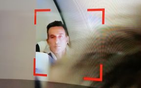 Radu Mazare in avion spre Romania