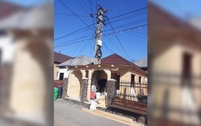 Saliste de sus - Stalp de electricitate in casa
