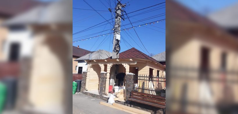 Saliste de sus - Stalp de electricitate in casa